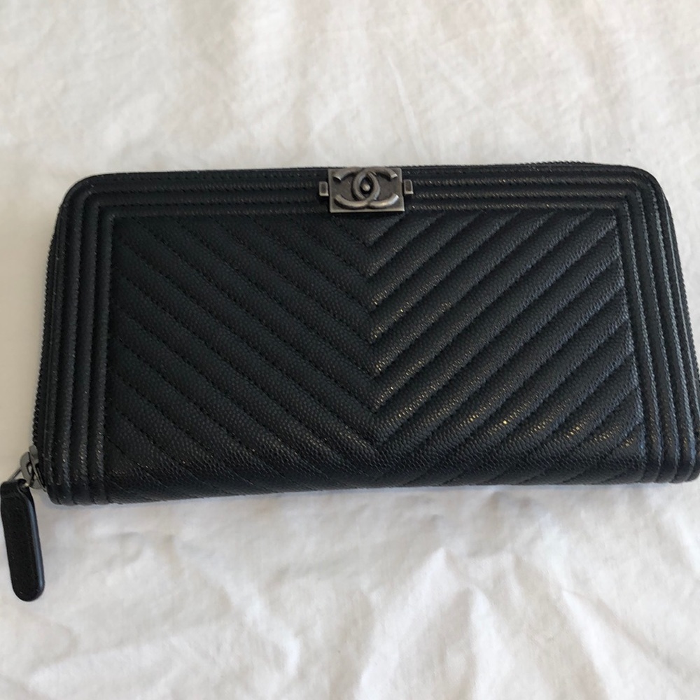 CHANEL L- Gusset Zip Wallet